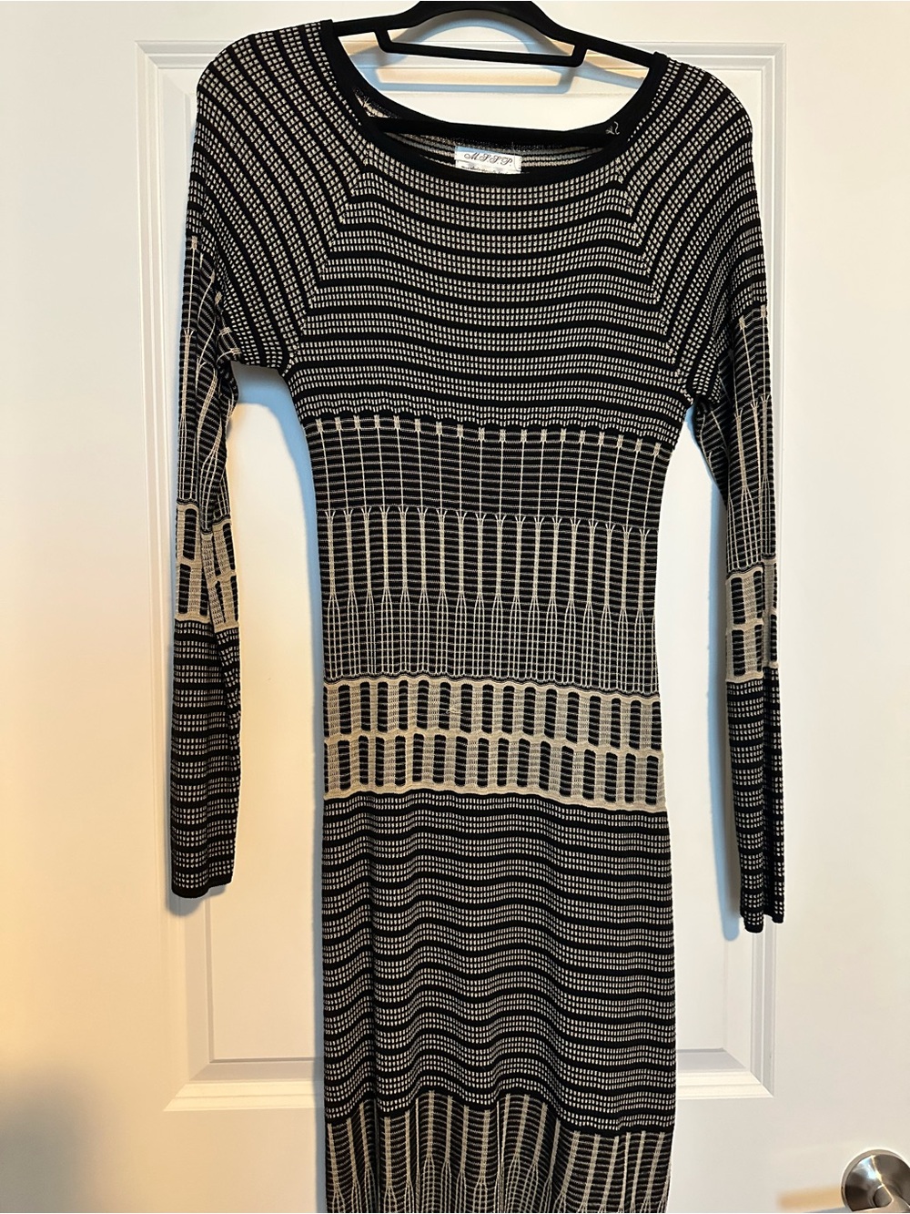 MSSP Max StudioSpecialty Products, long sleeve scoop neck black & tan knit dress